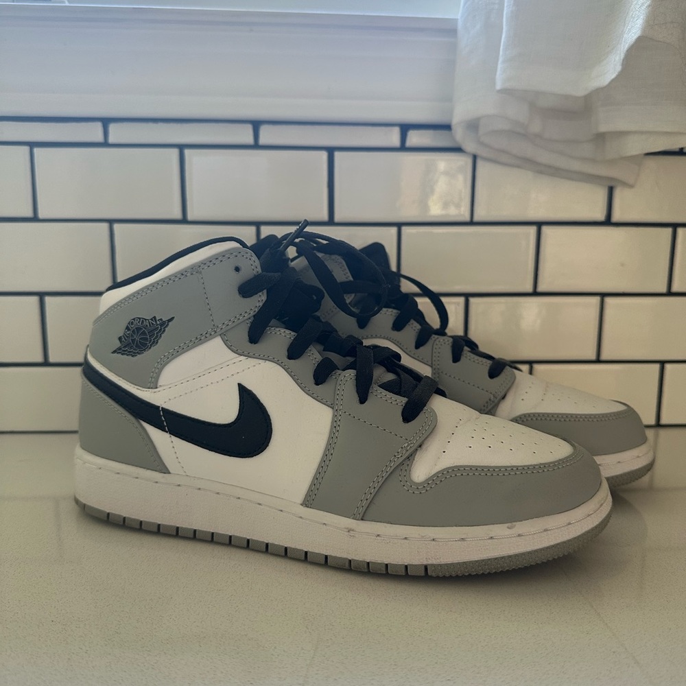 Air Jordan 1 Mid Light Smoke Grey